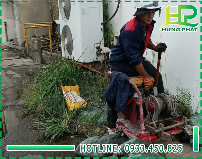 Tắc nghẽn hố ga mùi mưa gây ra nhiều hậu quả