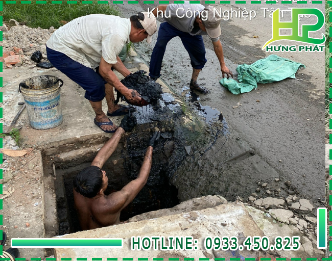 Cống thoát nước khu dân cư bị tắc nghẽn gây ra nhiều khó khăn cho người dân